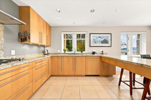 1952 Bellevue Avenue, West Vancouver, BC - Indoor Photo Showing Kitchen