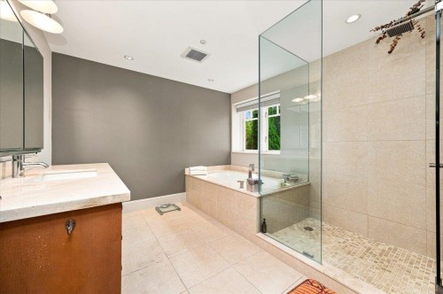 1952 Bellevue Avenue, West Vancouver, BC - Indoor Photo Showing Bathroom