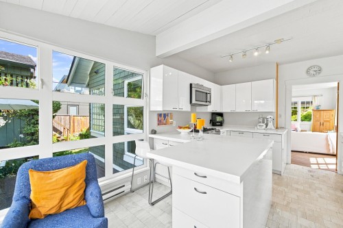 2433 Mathers Avenue, West Vancouver, BC - Indoor Photo Showing Kitchen