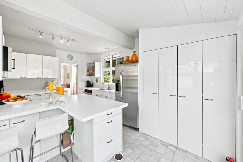 2433 Mathers Avenue, West Vancouver, BC - Indoor Photo Showing Kitchen