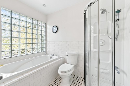 2433 Mathers Avenue, West Vancouver, BC - Indoor Photo Showing Bathroom