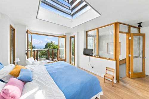 2433 Mathers Avenue, West Vancouver, BC - Indoor Photo Showing Bedroom