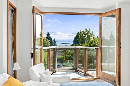 2433 Mathers Avenue, West Vancouver, BC - Indoor Photo Showing Other Room