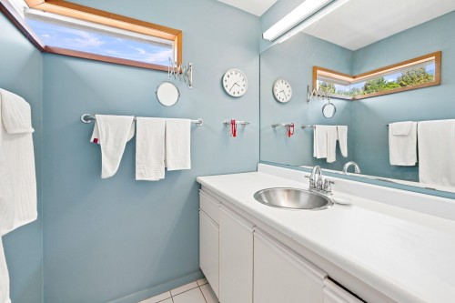 2433 Mathers Avenue, West Vancouver, BC - Indoor Photo Showing Bathroom