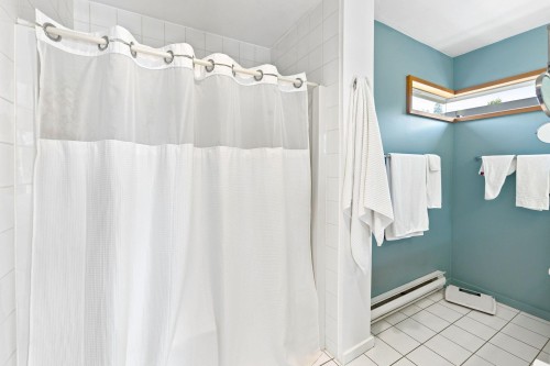 2433 Mathers Avenue, West Vancouver, BC - Indoor Photo Showing Bathroom