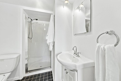 2433 Mathers Avenue, West Vancouver, BC - Indoor Photo Showing Bathroom