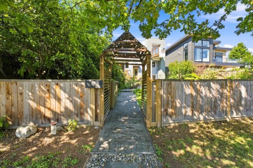 2433 Mathers Avenue, West Vancouver, BC - Outdoor