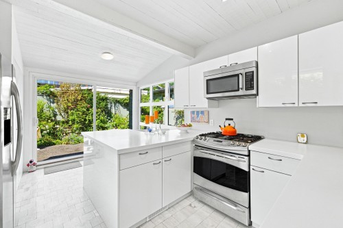 2433 Mathers Avenue, West Vancouver, BC - Indoor Photo Showing Kitchen