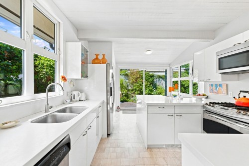 2433 Mathers Avenue, West Vancouver, BC - Indoor Photo Showing Kitchen With Double Sink