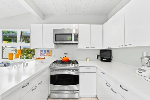2433 Mathers Avenue, West Vancouver, BC - Indoor Photo Showing Kitchen