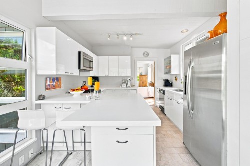 2433 Mathers Avenue, West Vancouver, BC - Indoor Photo Showing Kitchen