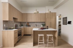 1-595 49th Avenue E Vancouver, BC V5W 2H1