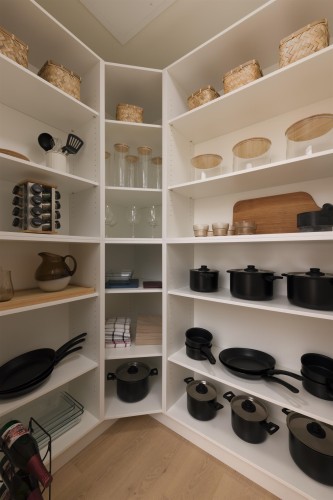 1-595 49Th Avenue E, Vancouver, BC - Indoor With Storage