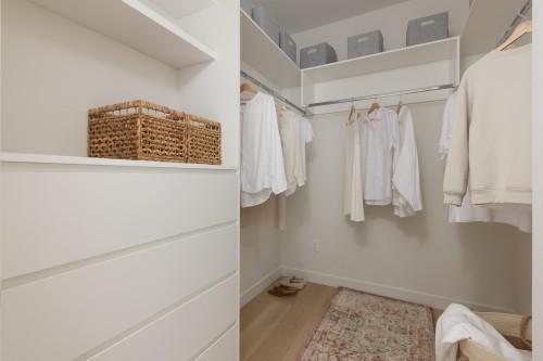 1-595 49Th Avenue E, Vancouver, BC - Indoor With Storage