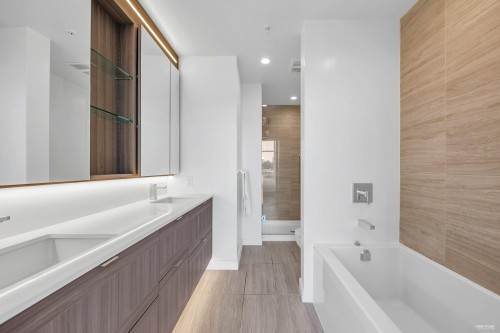 Th302-2351 Beta Avenue, Burnaby, BC - Indoor Photo Showing Bathroom