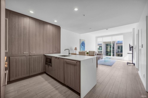 Th302-2351 Beta Avenue, Burnaby, BC - Indoor Photo Showing Kitchen