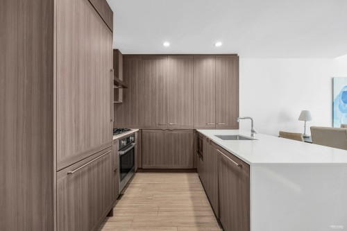 Th302-2351 Beta Avenue, Burnaby, BC - Indoor Photo Showing Kitchen