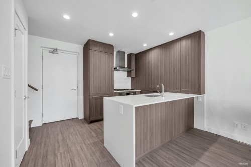 Th302-2351 Beta Avenue, Burnaby, BC - Indoor Photo Showing Kitchen