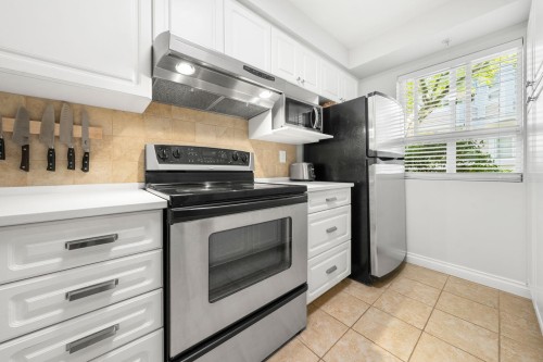249-2565 Broadway W, Vancouver, BC - Indoor Photo Showing Kitchen