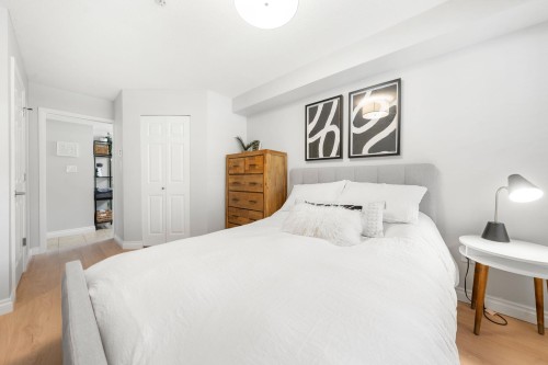249-2565 Broadway W, Vancouver, BC - Indoor Photo Showing Bedroom