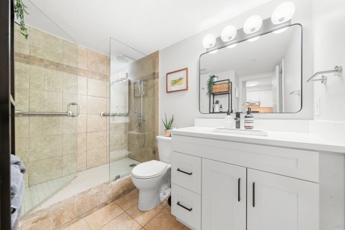 249-2565 Broadway W, Vancouver, BC - Indoor Photo Showing Bathroom