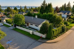 3277 Chesterfield Avenue  North Vancouver, BC V7N 3M8