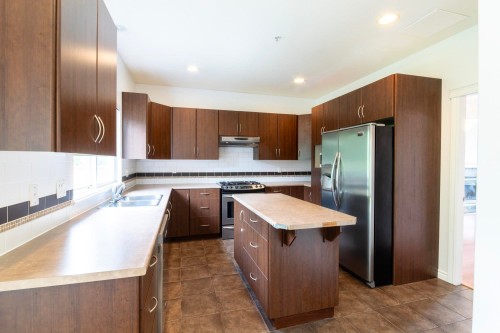 1154 Amazon Street, Port Coquitlam, BC - Indoor Photo Showing Kitchen With Double Sink