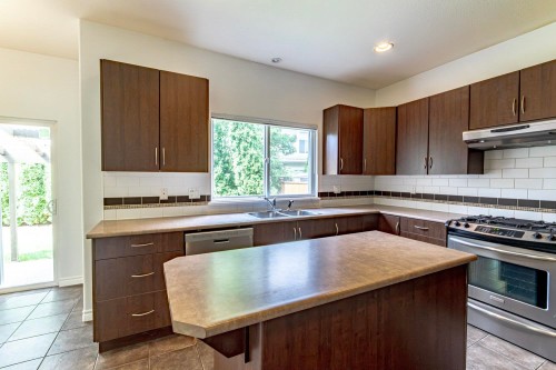 1154 Amazon Street, Port Coquitlam, BC - Indoor Photo Showing Kitchen With Double Sink