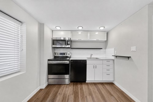 4327 12Th Avenue W, Vancouver, BC - Indoor Photo Showing Kitchen