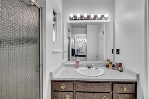 3255 Milton Avenue, North Vancouver, BC - Indoor Photo Showing Bathroom