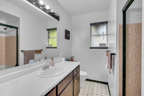 3255 Milton Avenue, North Vancouver, BC - Indoor Photo Showing Bathroom