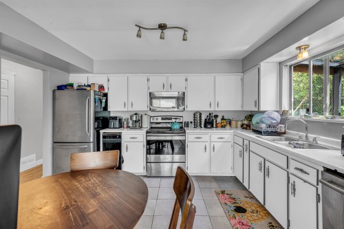 3255 Milton Avenue, North Vancouver, BC - Indoor Photo Showing Kitchen