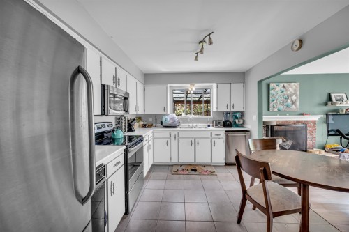 3255 Milton Avenue, North Vancouver, BC - Indoor Photo Showing Kitchen
