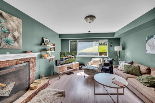 3255 Milton Avenue, North Vancouver, BC - Indoor Photo Showing Living Room With Fireplace