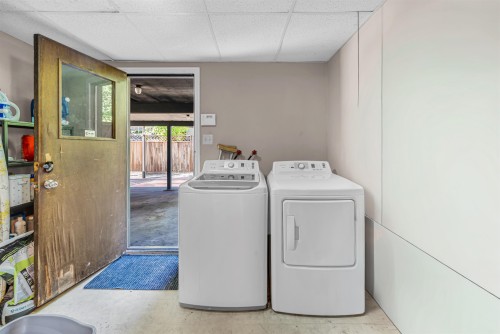 3255 Milton Avenue, North Vancouver, BC - Indoor Photo Showing Laundry Room