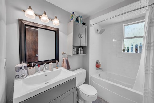 3255 Milton Avenue, North Vancouver, BC - Indoor Photo Showing Bathroom