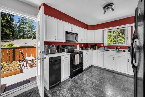 3255 Milton Avenue, North Vancouver, BC - Indoor Photo Showing Kitchen With Double Sink