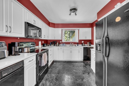 3255 Milton Avenue, North Vancouver, BC - Indoor Photo Showing Kitchen