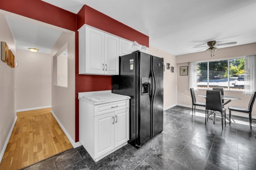 3255 Milton Avenue, North Vancouver, BC - Indoor Photo Showing Kitchen