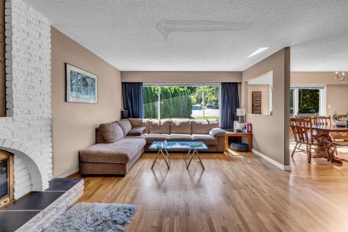 3255 Milton Avenue, North Vancouver, BC - Indoor Photo Showing Living Room With Fireplace