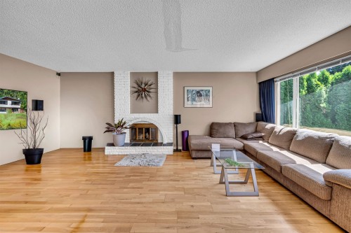 3255 Milton Avenue, North Vancouver, BC - Indoor Photo Showing Living Room With Fireplace