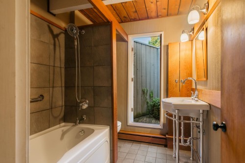 6222 St. Georges Avenue, West Vancouver, BC - Indoor Photo Showing Bathroom