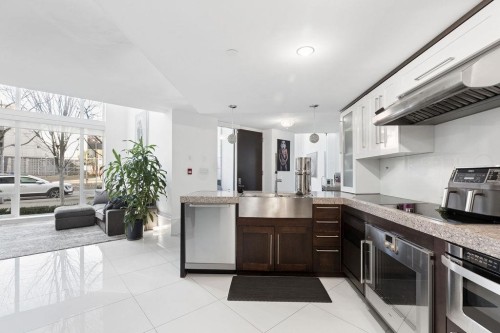 1106 Hornby Street, Vancouver, BC - Indoor Photo Showing Kitchen