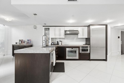 1106 Hornby Street, Vancouver, BC - Indoor Photo Showing Kitchen With Upgraded Kitchen