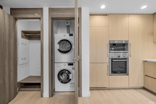 501-4880 Lougheed Highway, Burnaby, BC - Indoor Photo Showing Laundry Room