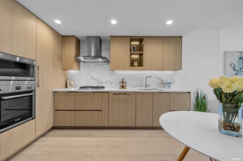 501-4880 Lougheed Highway, Burnaby, BC - Indoor Photo Showing Kitchen