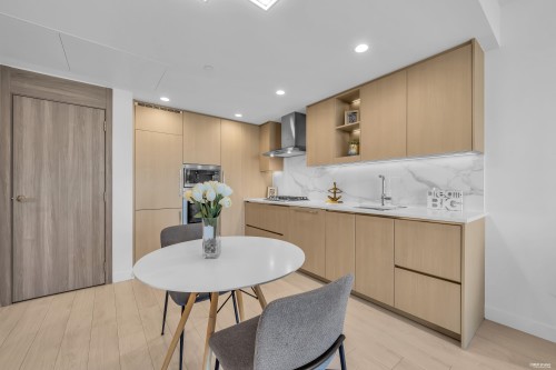 501-4880 Lougheed Highway, Burnaby, BC - Indoor Photo Showing Dining Room