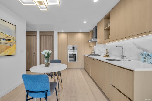 501-4880 Lougheed Highway, Burnaby, BC - Indoor Photo Showing Kitchen