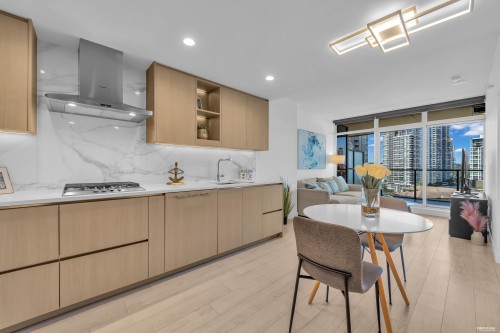 501-4880 Lougheed Highway, Burnaby, BC - Indoor Photo Showing Kitchen