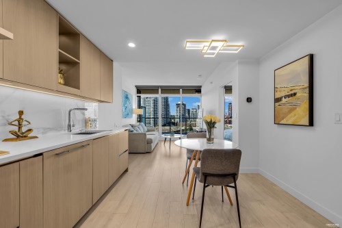 501-4880 Lougheed Highway, Burnaby, BC - Indoor Photo Showing Kitchen